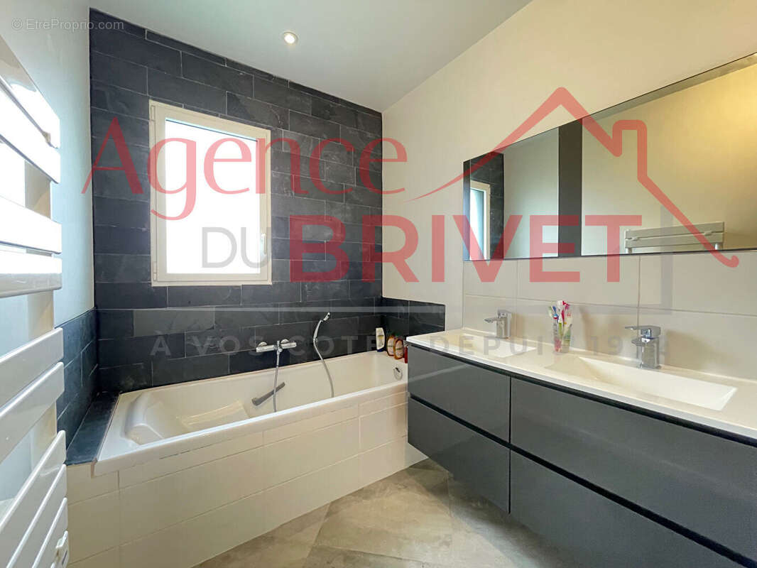 Maison à LA CHAPELLE-DES-MARAIS