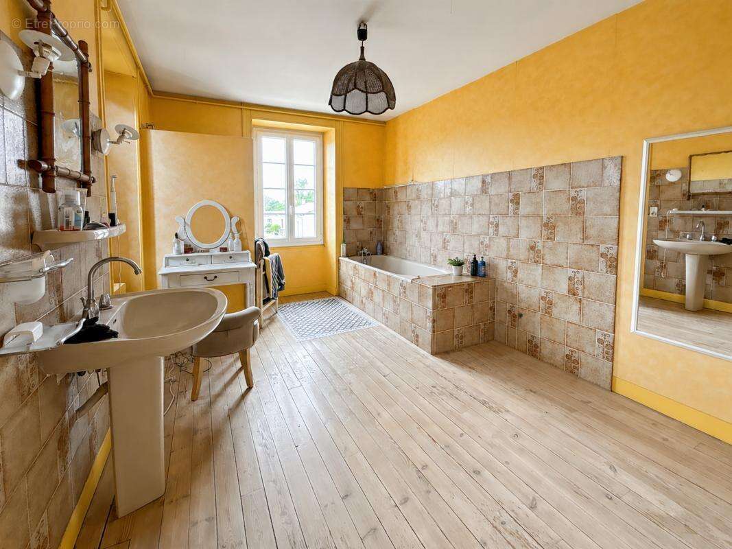 Maison à BRIZAMBOURG