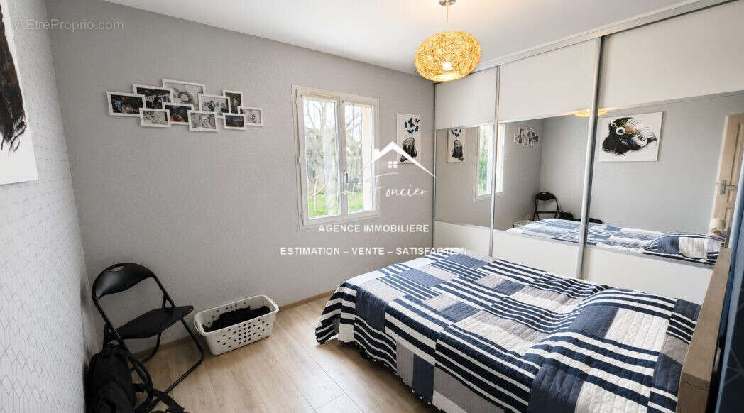 Chambre parentale avec dressing au RDC - Maison à BUXEUIL