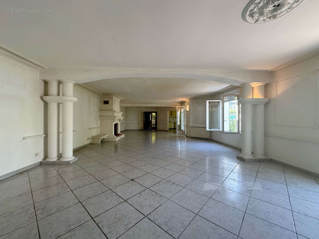 CERNAY-LES-REIMS - Maison Type 7 avec piscine et dépendances - photo 3