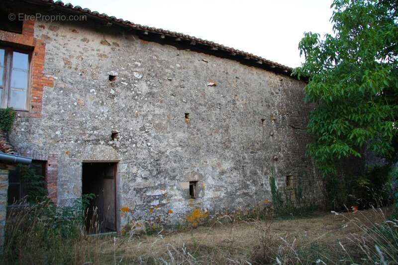 Maison en pierre à rénover-grange attenante-jardin - photo 3