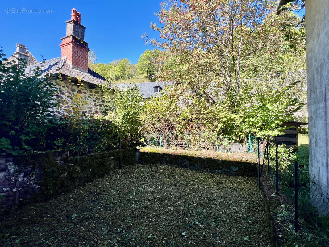 Maison à MANDAILLES-SAINT-JULIEN