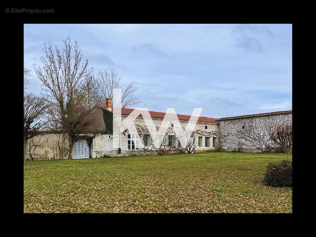Maison 576 m² à Chambeon  - photo 4