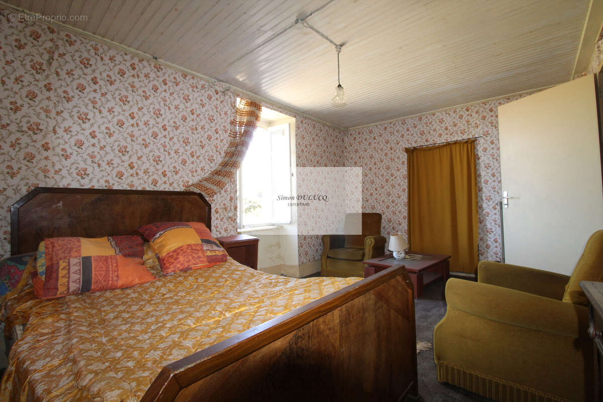 Grande propriété de 235 m2 à rénover   Terrain de plus de 1 500 m2, avec dépendances - photo 10