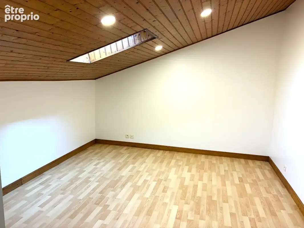 Maison mitoyenne rénovée , secteur eysses . - photo 12