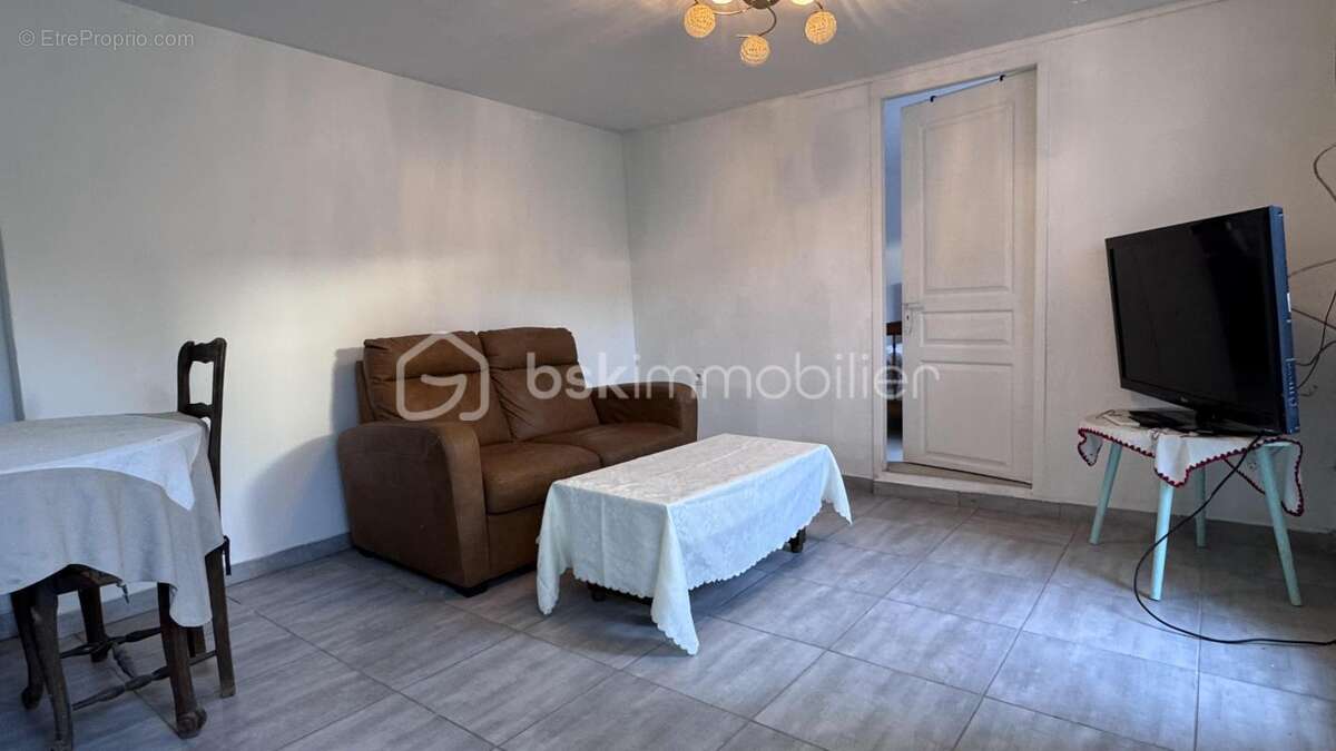 Appartement à LE REVEST-LES-EAUX