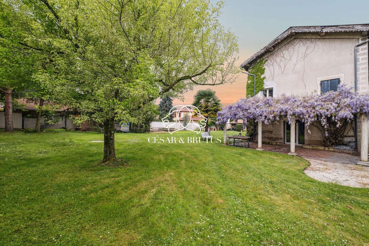 Maison 265 m² à Eyzin-Pinet  - photo 4