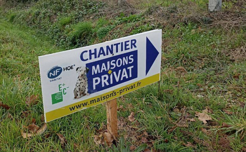 Terrain à BEAULIEU-SOUS-LA-ROCHE