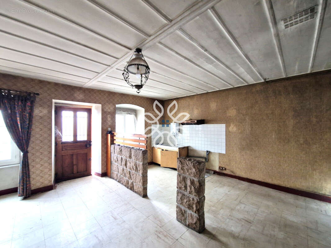 Maison avec jardin, terrasse, dépendances et fort potentiel - photo 3