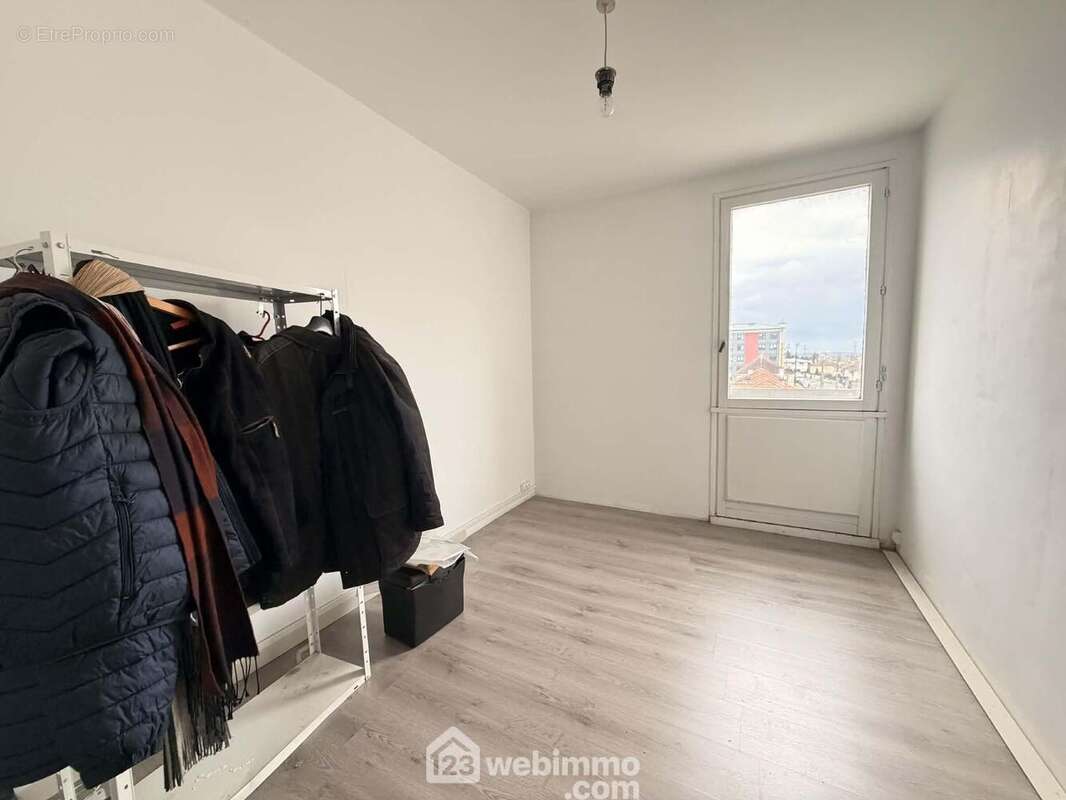 Voici la première chambre de 11 m² - Appartement à LAON