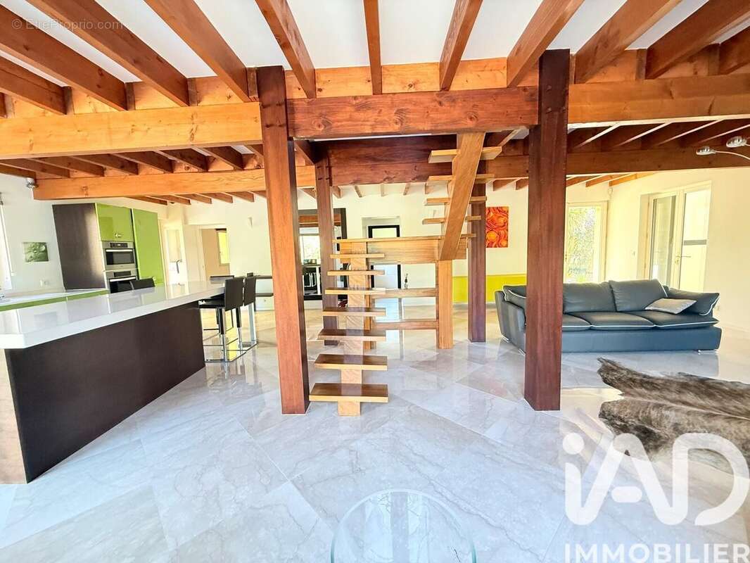Maison 300 m² à Saint-Martial-D'artenset  - photo 4