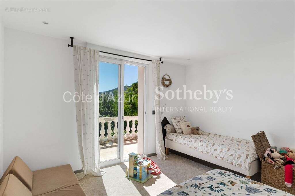 Maison à LA ROQUETTE-SUR-SIAGNE