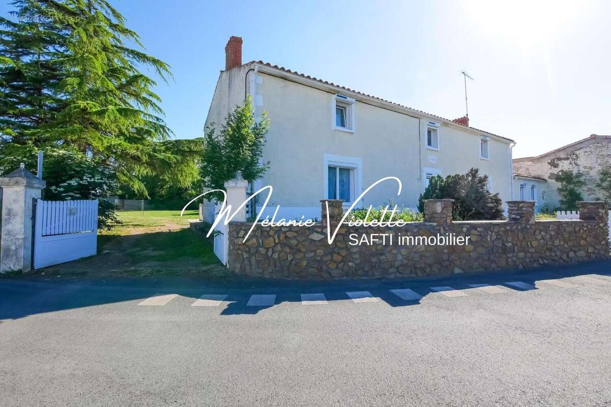Maison 222 m² à Les Magnils-Reigniers  - photo 9