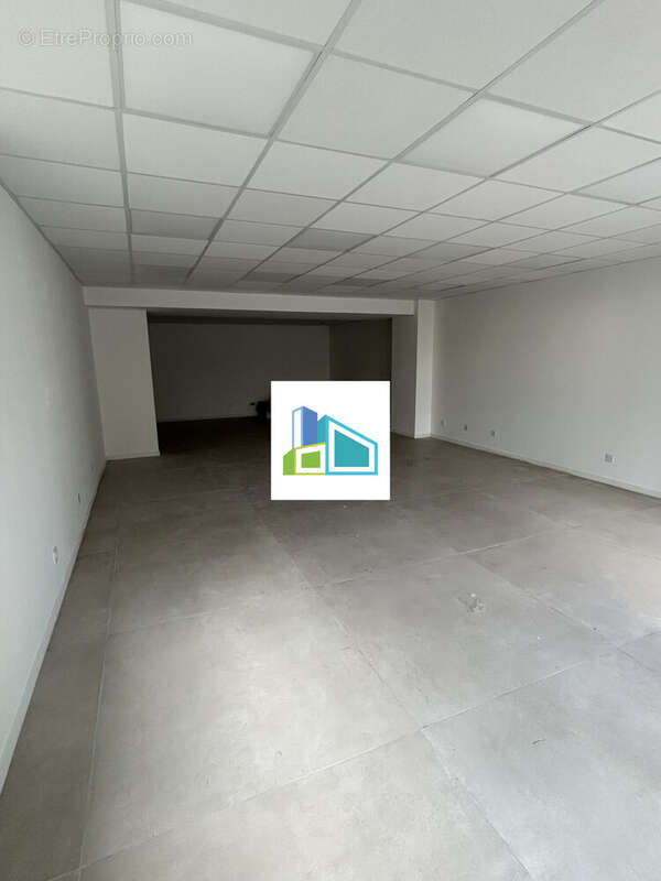 Commerce 68 m² à Saint-Cyr-Sur-Mer  - photo 5