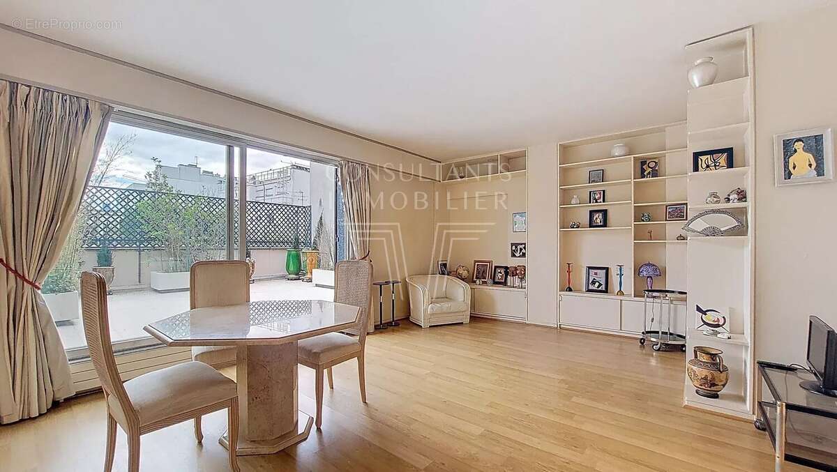 Appartement à PARIS-16E