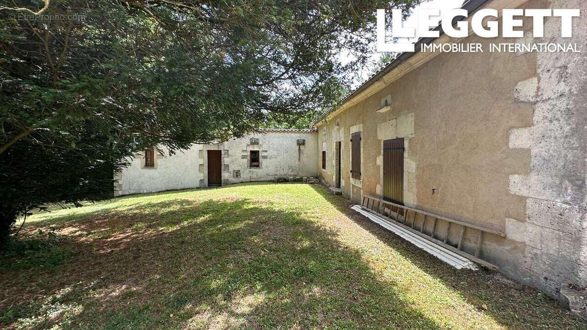 Maison à BARBEZIEUX-SAINT-HILAIRE