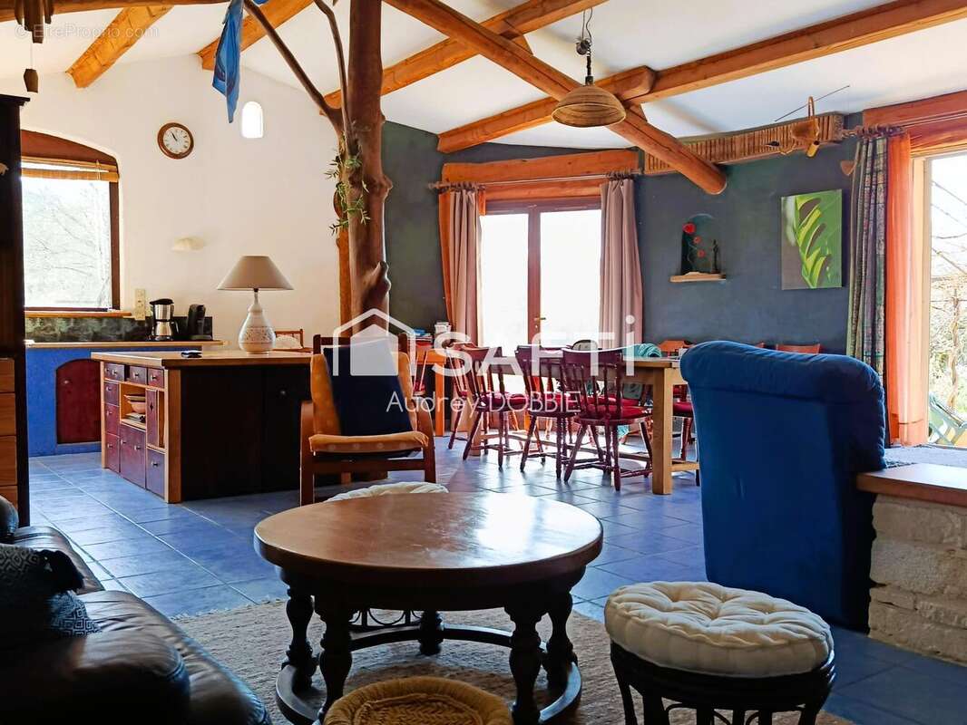 Maison 136 m² à Saint-Andre-De-Cruzieres  - photo 4