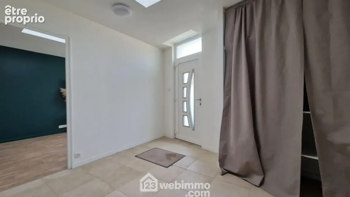 Une vaste entrée de 11 m² distribue...
