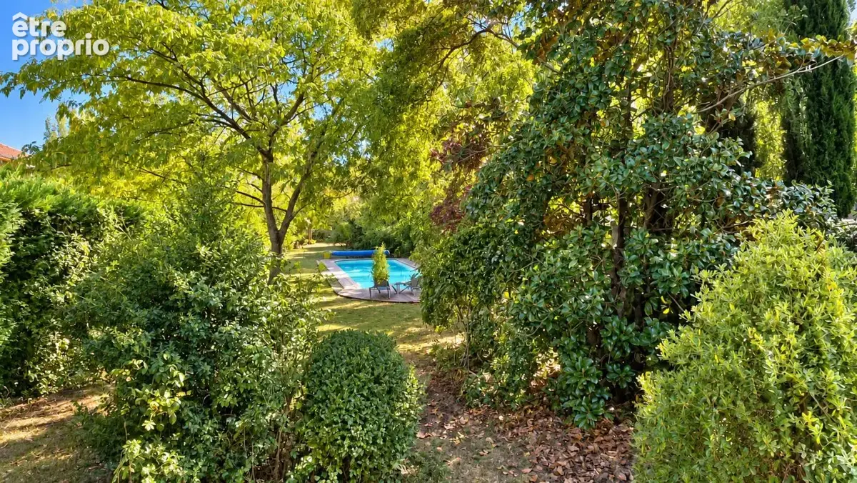 Maison de maître avec piscine et terrain arboré de 1 600 m² - photo 5