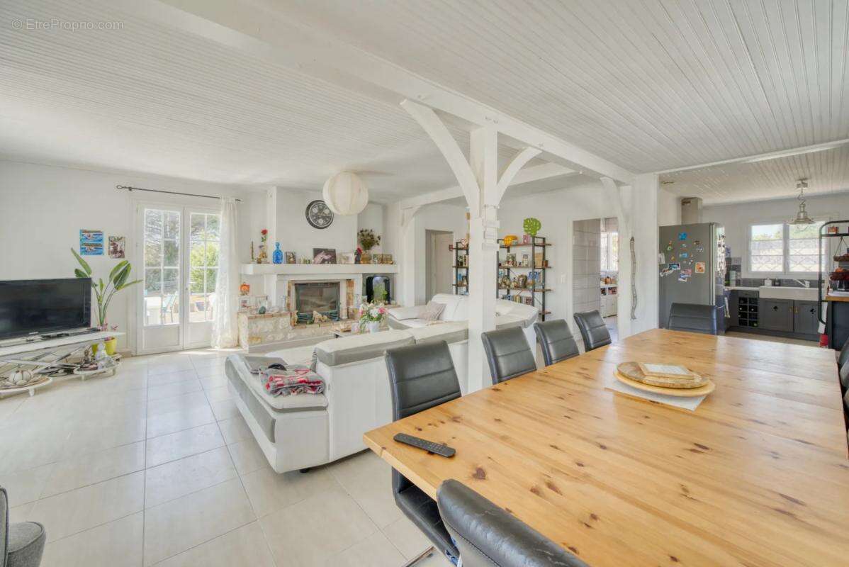 Maison de 6 pièces de 176 m² à Bussac-sur-Charente - photo 3