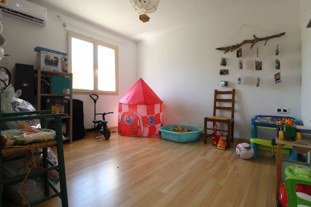 Maison à SAINT-VICTOR-ET-MELVIEU