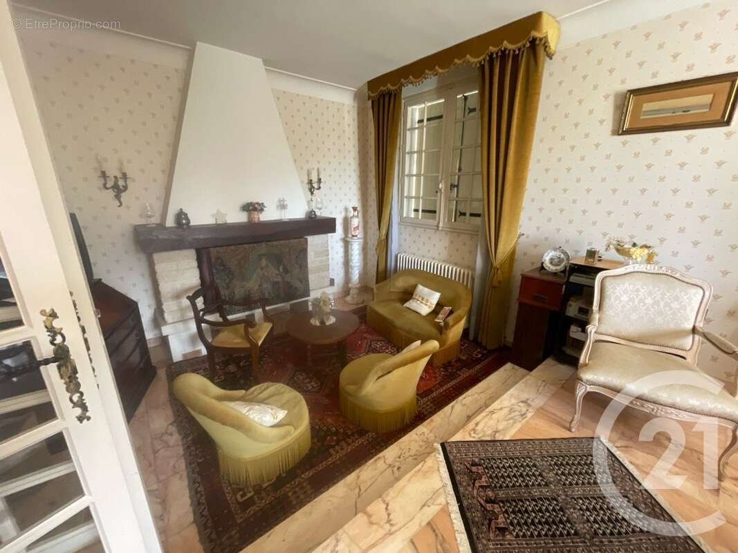 Maison à SAINT-MEDARD-DE-GUIZIERES