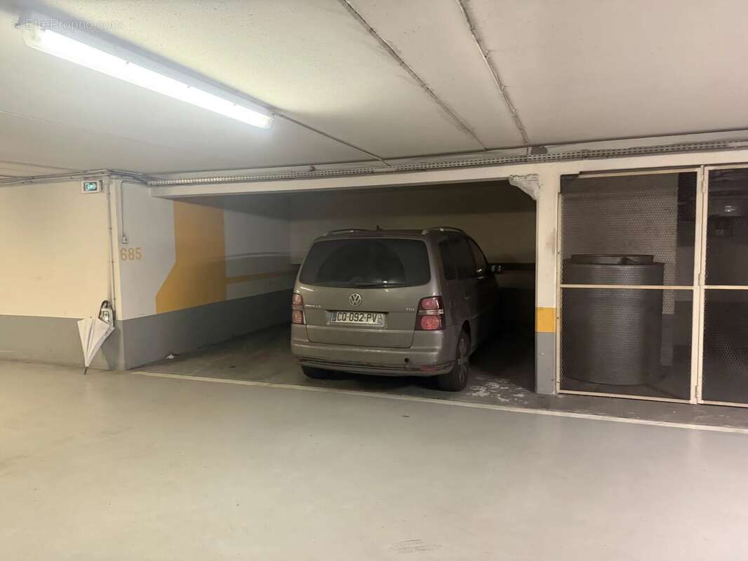 Parking à PARIS-16E