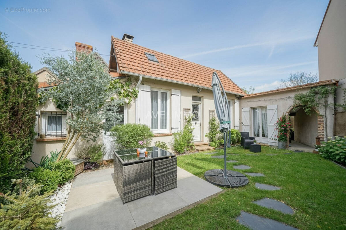 Maison à LA QUEUE-LES-YVELINES