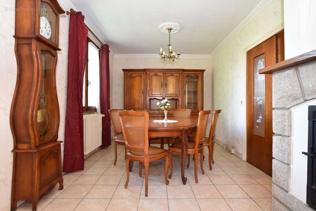 Maison 213 m² à Saint-Martin-Valmeroux  - photo 6