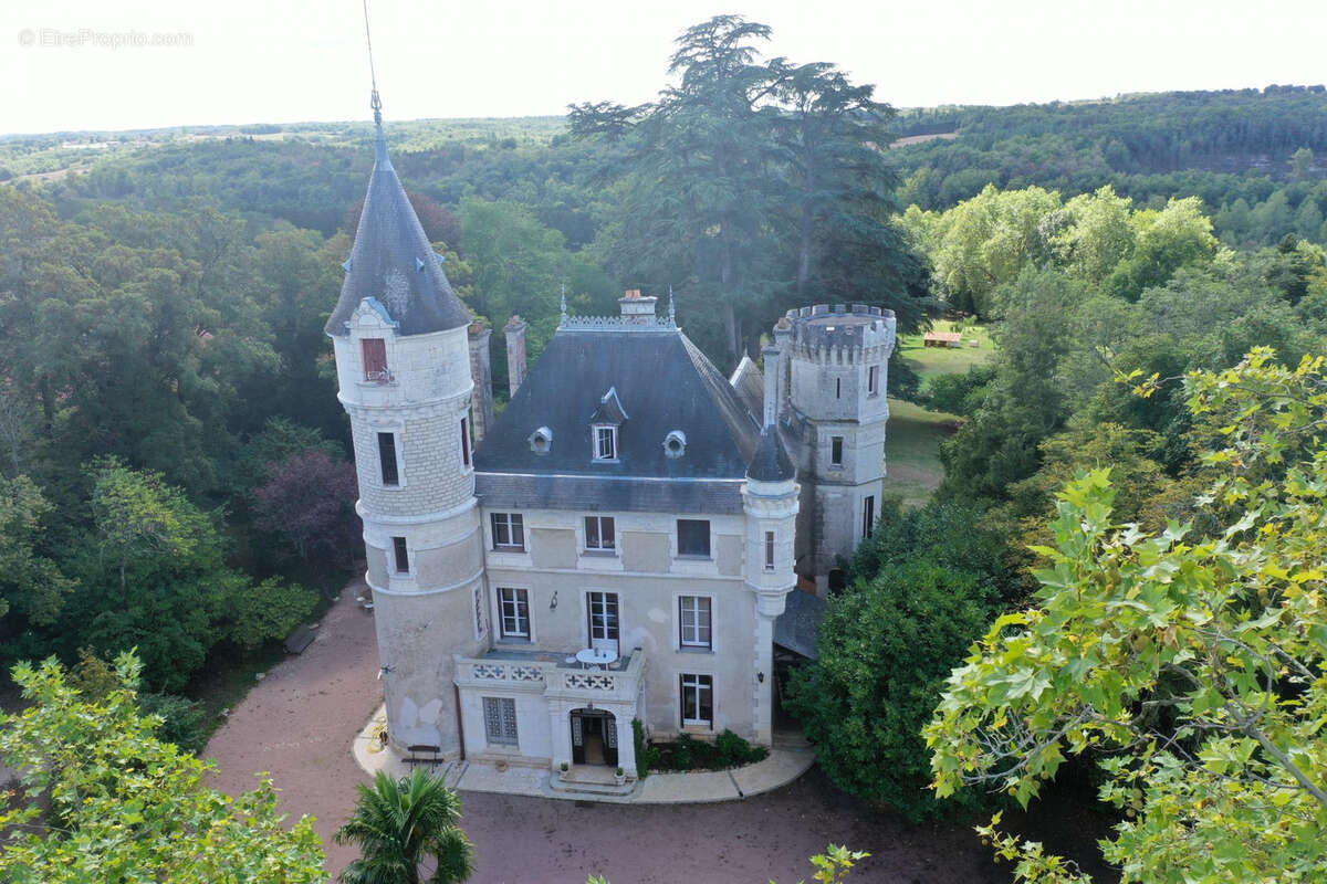 Maison à JAVERLHAC-ET-LA-CHAPELLE-SAINT-ROBERT