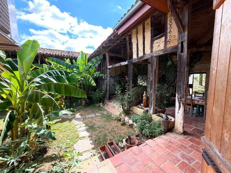 Domaine plein de charme de 250M2 avec dépendances, gîtes dans un écrin de verdure Proche de MONT DE MARSAN au HOUGA - photo 5