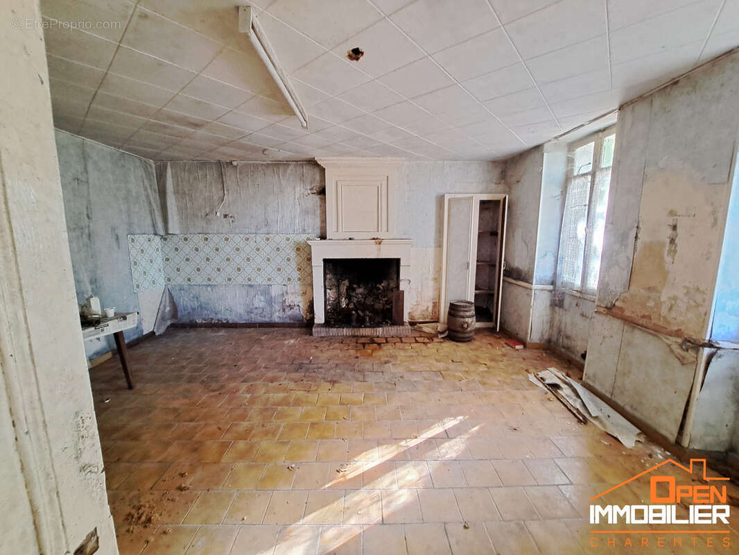 Maison à BARBEZIEUX-SAINT-HILAIRE