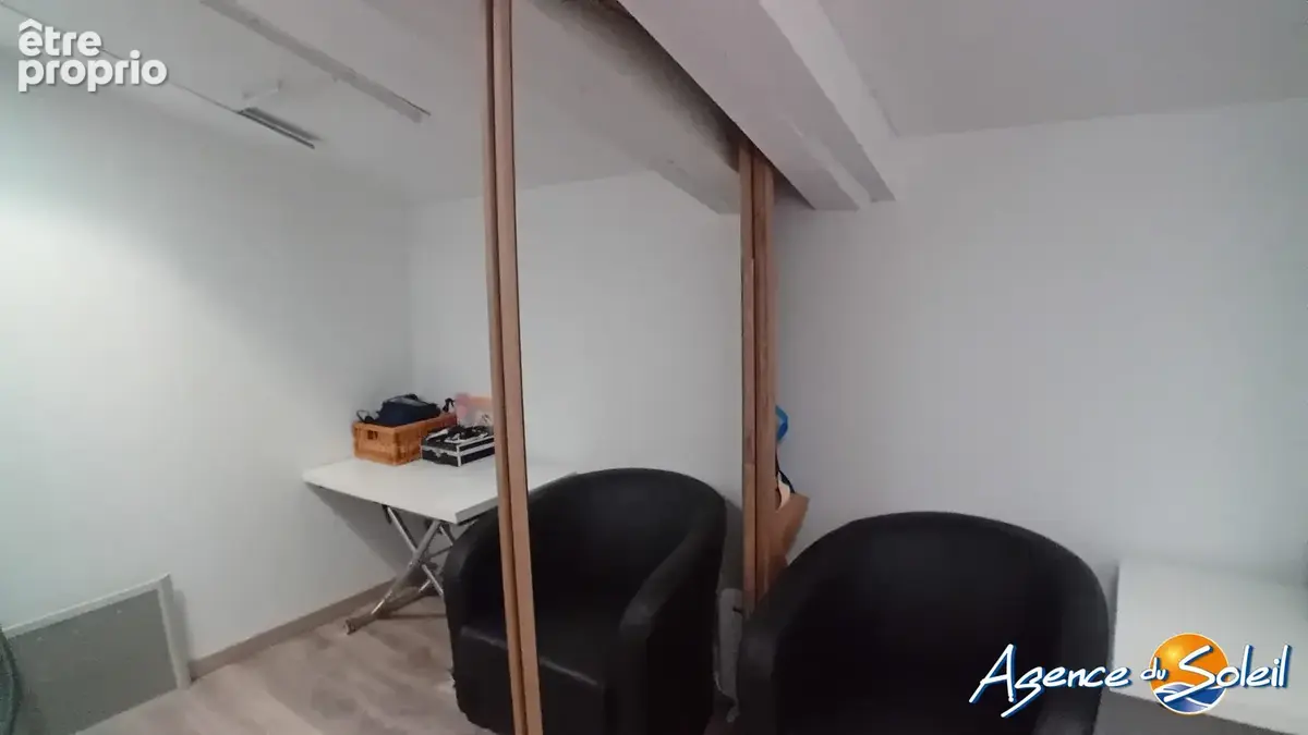 BUREAU AVEC PLACARD