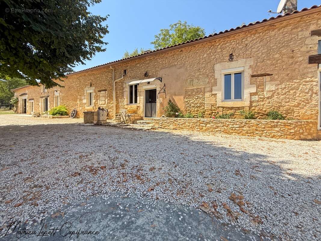 Aux portes de Périgueux – Authentique longère en pierre du XIXᵉ siècle 210 M²- T7 – DPE B – Terrain clos de 1,14 hectare-dépenda - photo 2