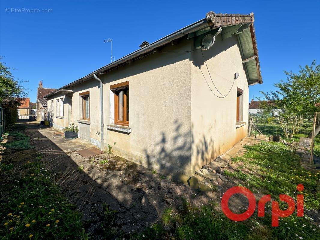 Maison à AINAY-LE-CHATEAU