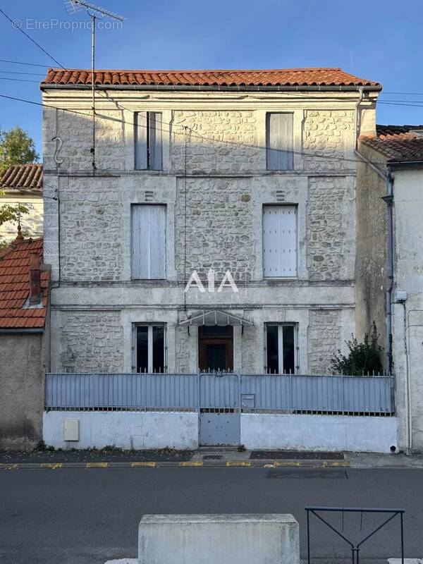Maison à MAGNAC-SUR-TOUVRE