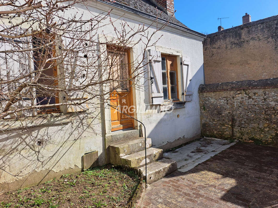 Petite maison à restaurer Centre de SAINT-CALAIS - photo 9