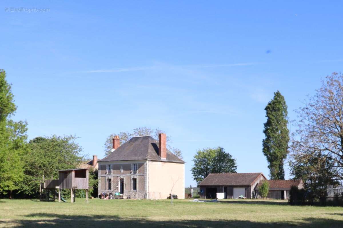 Charmante maison de caractère sur plus de 7000 m2 de terrain - photo 2