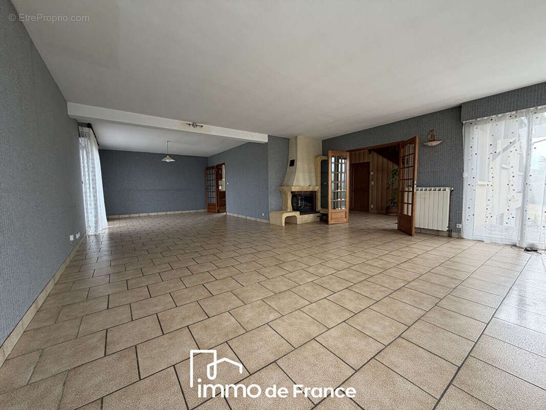 Sainte Radegonde, Grande Maison familiale - Parcelle de 931 m² - photo 3