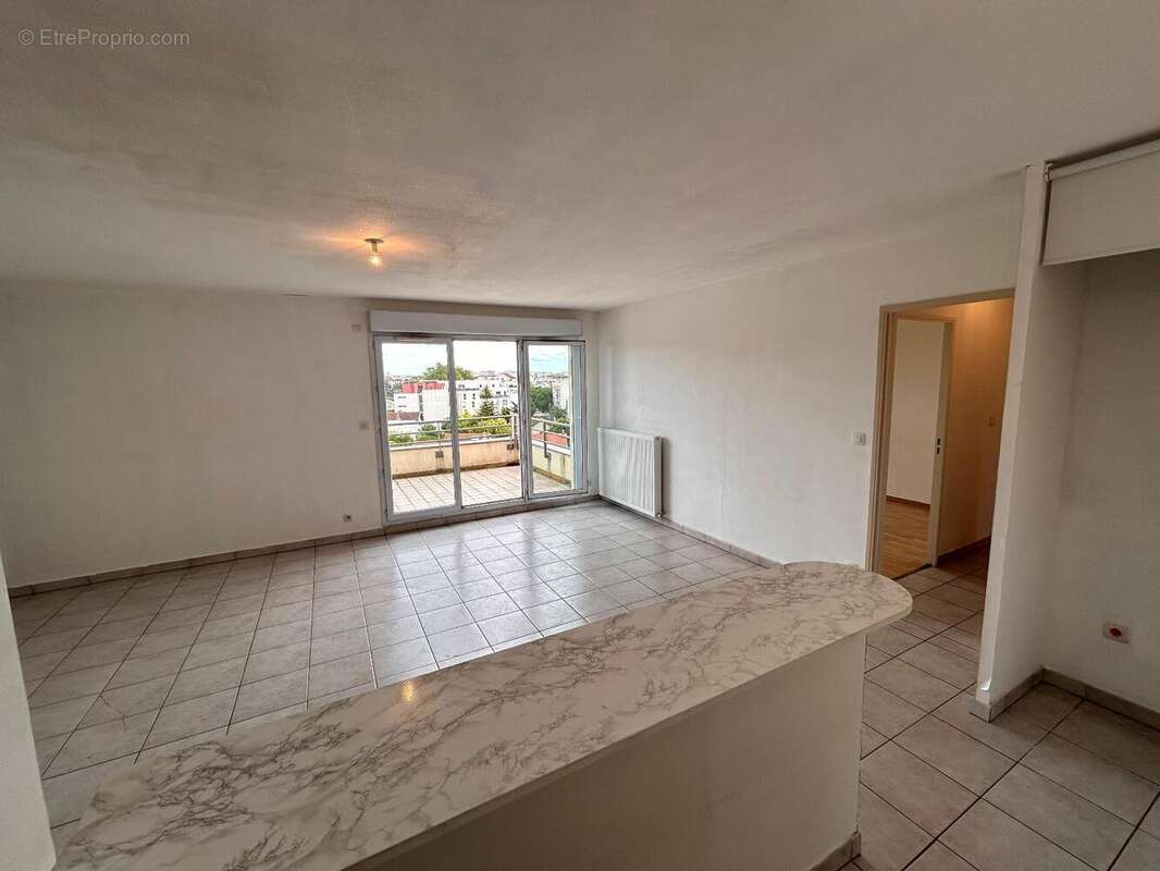   - Appartement à VILLEURBANNE