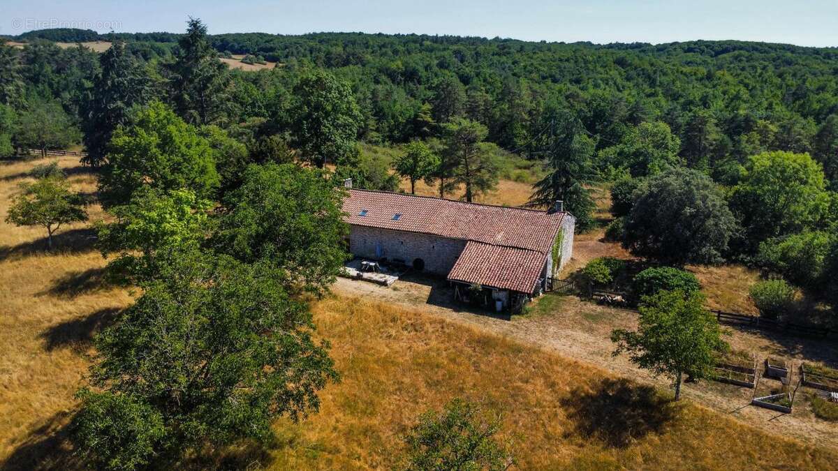 Maison 137 m² à Lussas-Et-Nontronneau  - photo 4