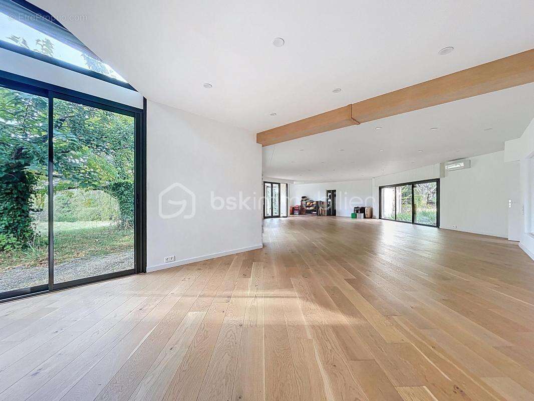 Commerce à SAINT-VALLIER-DE-THIEY