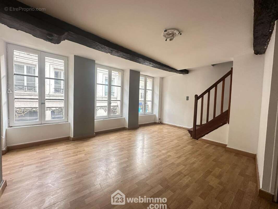 Au 1er étage, vous bénéficiez d'un triplex de 96 m²