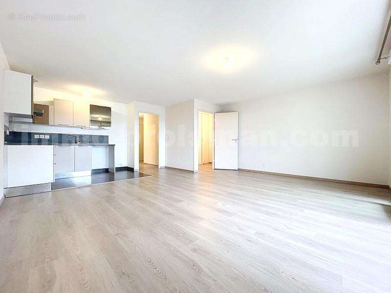 Appartement_T3_Saint_Cergues_proche_frontière_Suisse_DOUANE_TRAM_CEVA_LEMAN_EXPRESS_GENEVE_VOIE_VERTE_secteur_calme_cuisine_moderne_équipée_ouverte_Séjour_Saleve_Vue_Dégagée - Appartement à SAINT-CERGUES