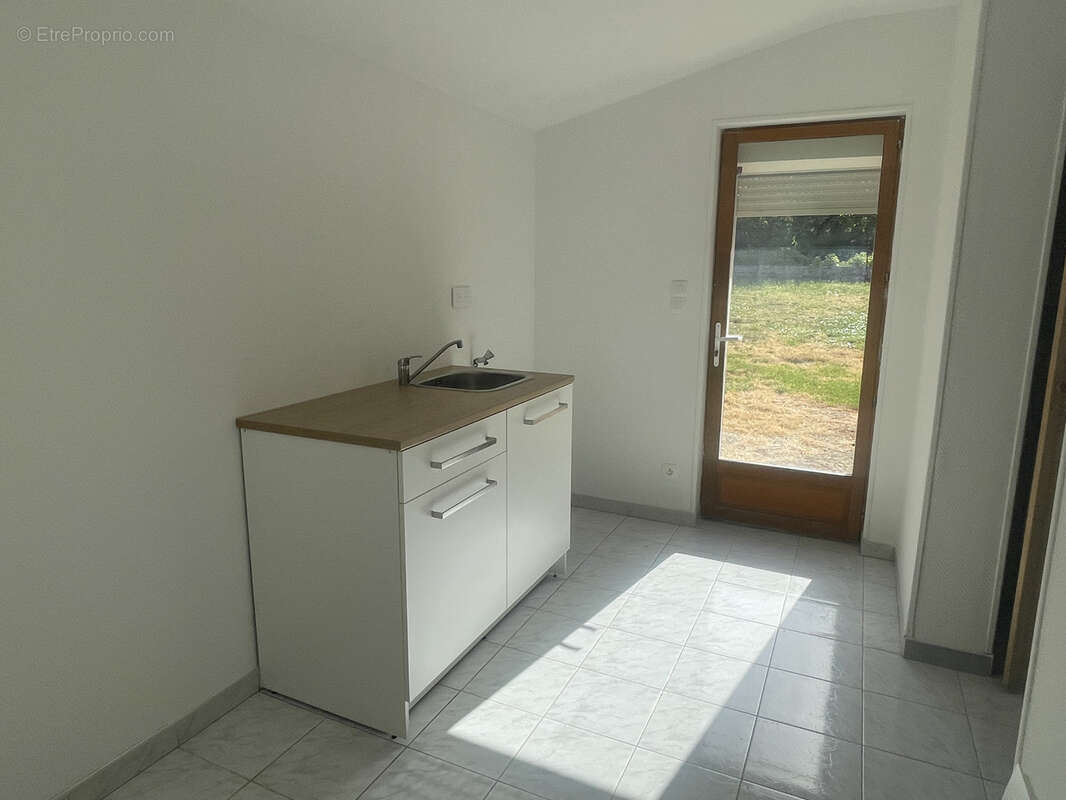 Maison en pierre avec jardin et dependances-  centre mirebeau - photo 11