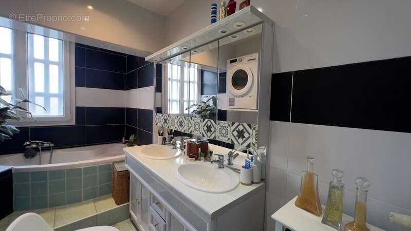 QUIMPER-Sud, rue du Léon (Quartier Prat-Maria), appartement de type T5 modifié en T4 de plus de 83 m² habitable, situé au 7ème é - photo 12