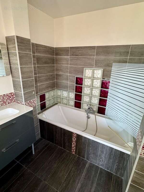 sdb chambre 1 - Maison à COURNONSEC
