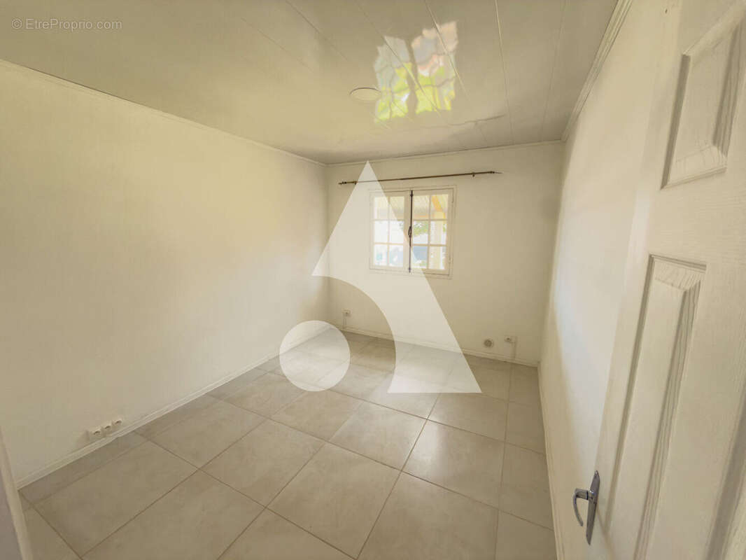 Élégante propriété familiale F4 avec trois espaces de vie et potentiel locatif - photo 4