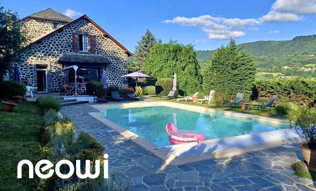 Maison à VIC-SUR-CERE