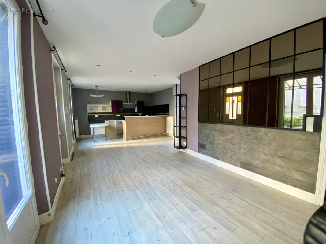 Maison à LES MARTRES-DE-VEYRE